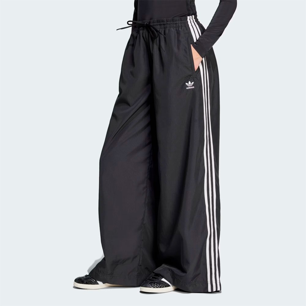 Calça Oversized adicolor Firebird: Estilo, Conforto e Streetwear | P85 Calça Oversized adicolor Firebird: Estilo, Conforto e Streetwear | P85