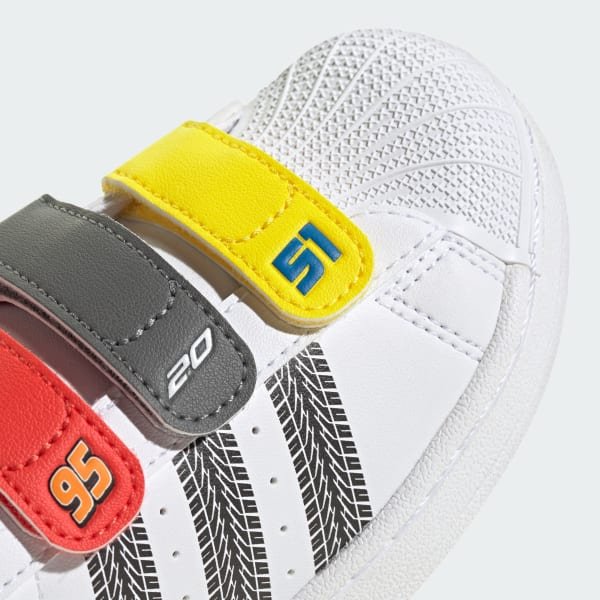 tenis adidas pixar carros superstar ii multicolor detalhe traseiro