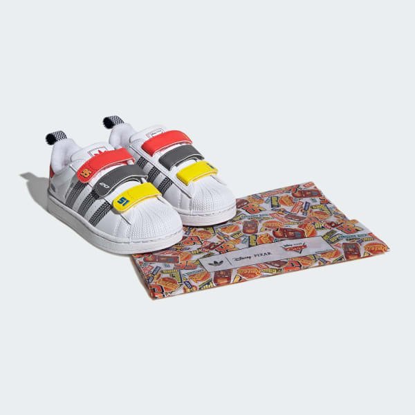 tenis adidas pixar carros superstar ii multicolor frente