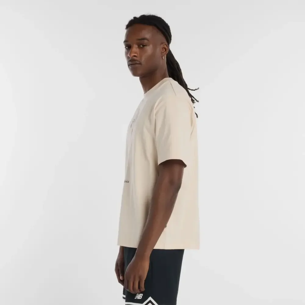 camiseta new balance hoops player bege frente