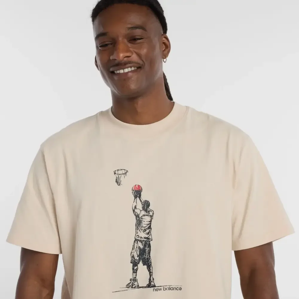 camiseta new balance hoops player bege lateral