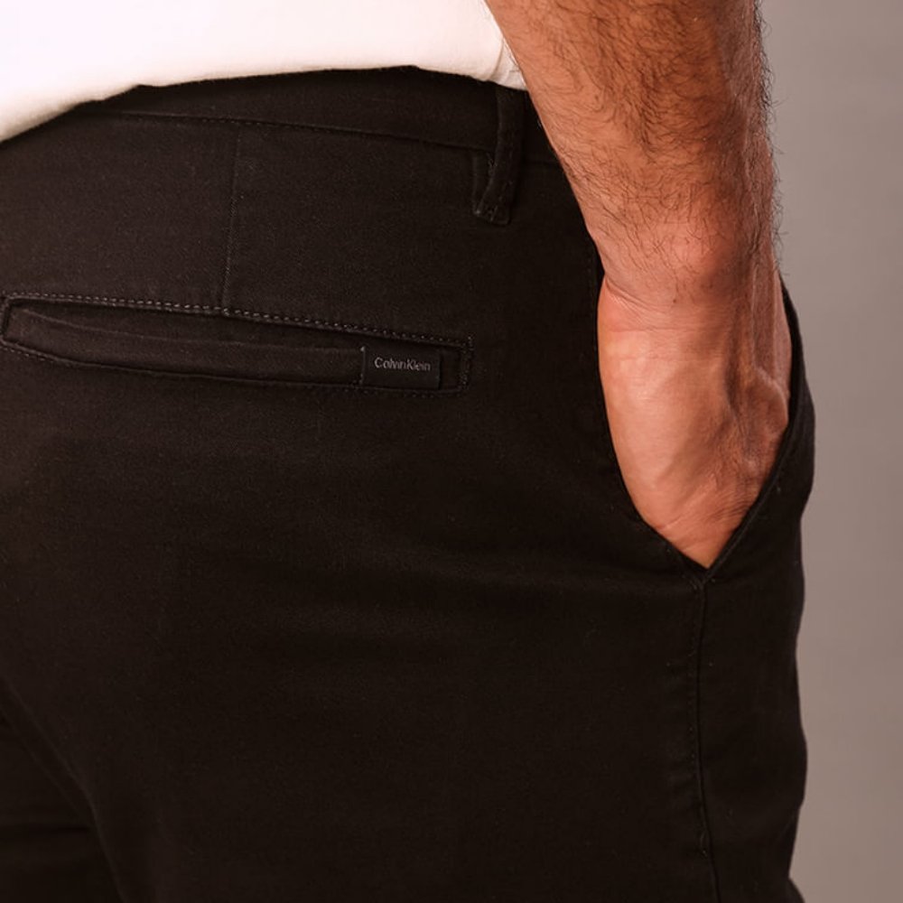 calca calvin klein chino skinny preto 1