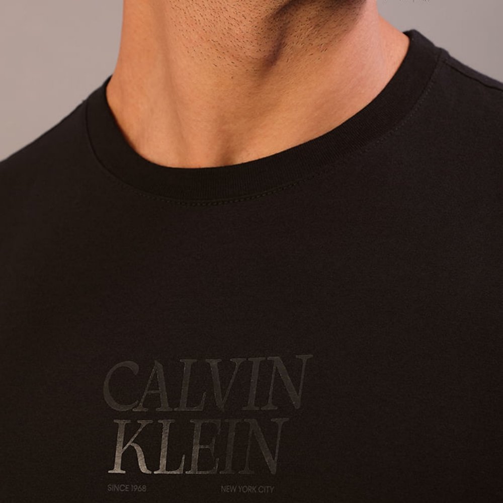 camiseta calvin klein logo gel preta 1